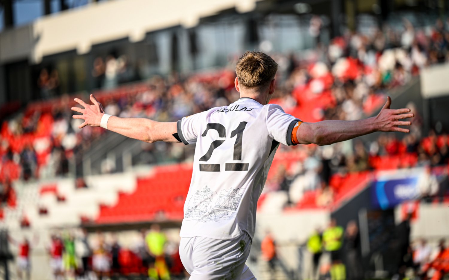 Nik� Liga | V d�le�itom stretnut� v�hra na dom�cej p�de