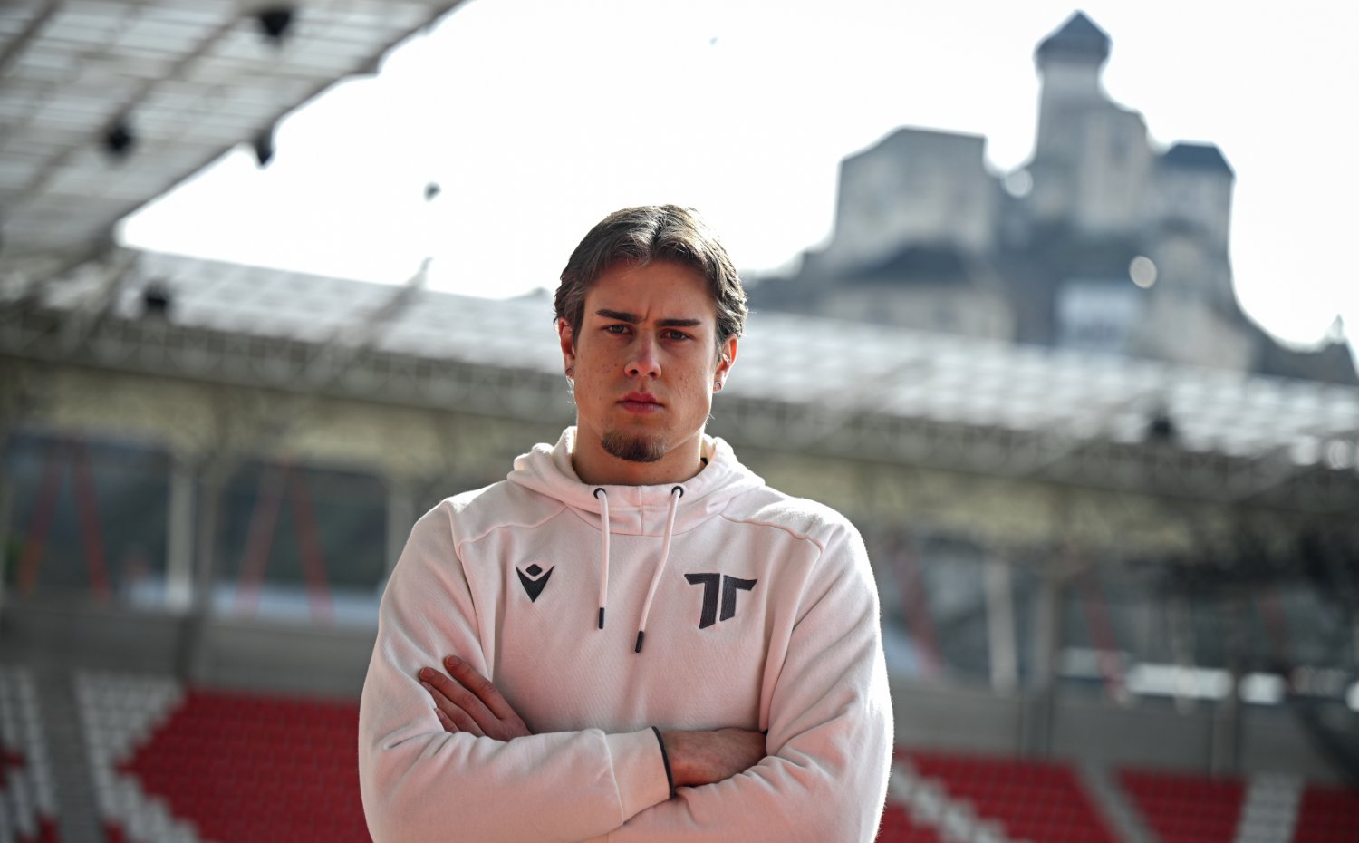 A-t�m | Z ml�de�e do ��ka, Jur�k podp�sal svoj prv� kontrakt